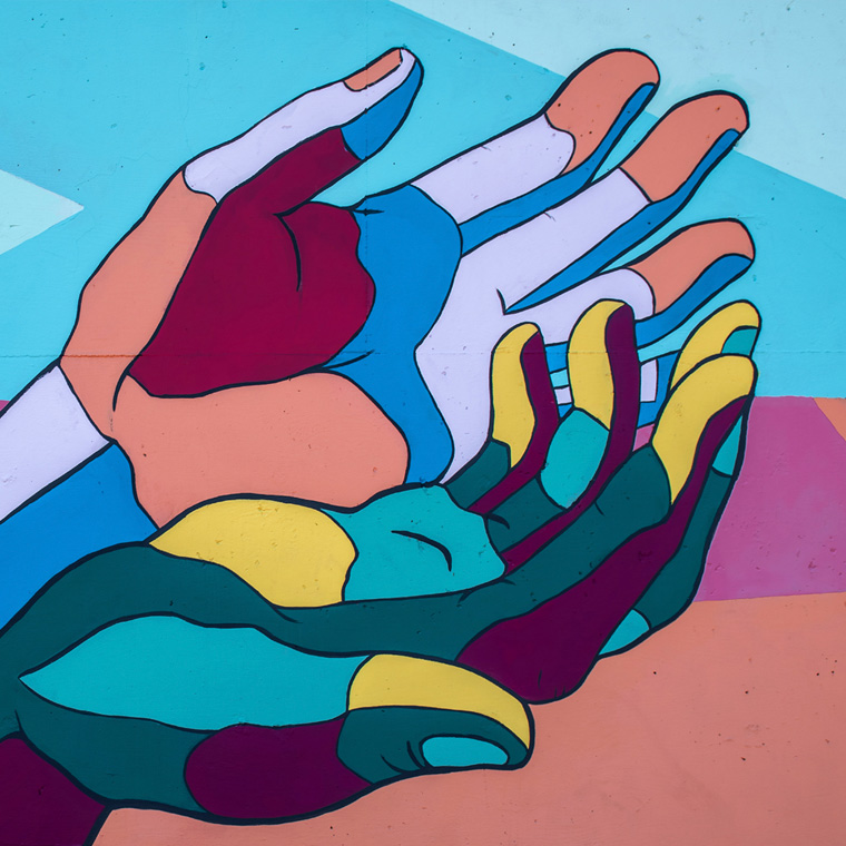 Ilustración de un par de manos de muchos colores.