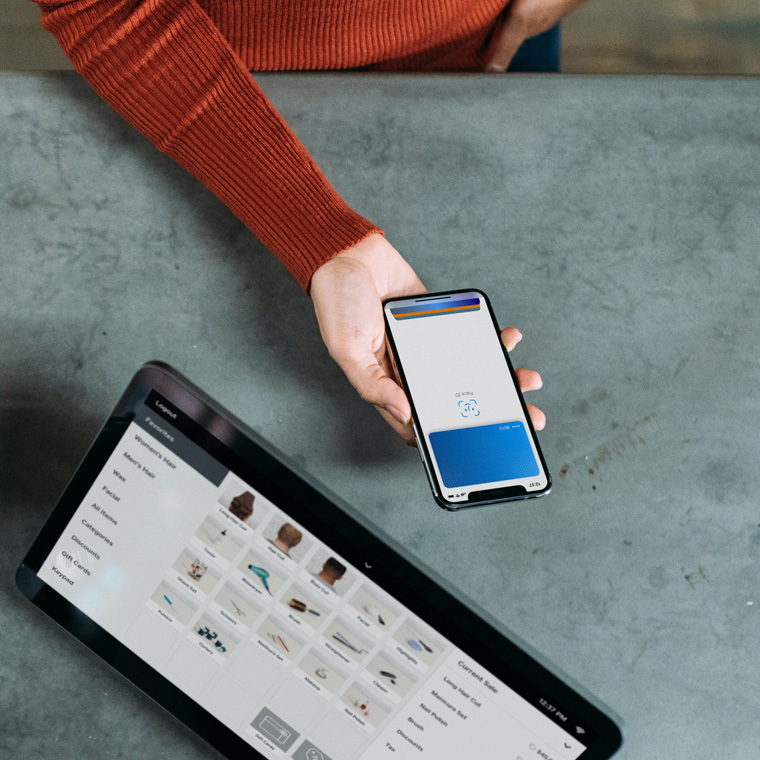 Dos mujeres haciendo un pago en una tienda.