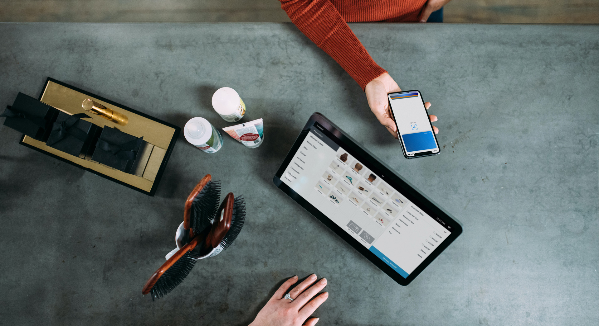 Dos mujeres haciendo un pago en una tienda.